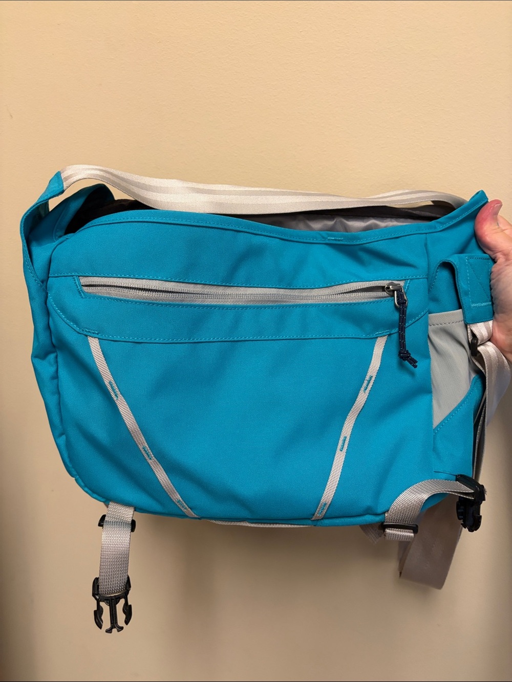 Patagonia Bright Turquoise 12l Mini Mass Messenger Bag with Light Gray Straps - Picture 8 of 10
